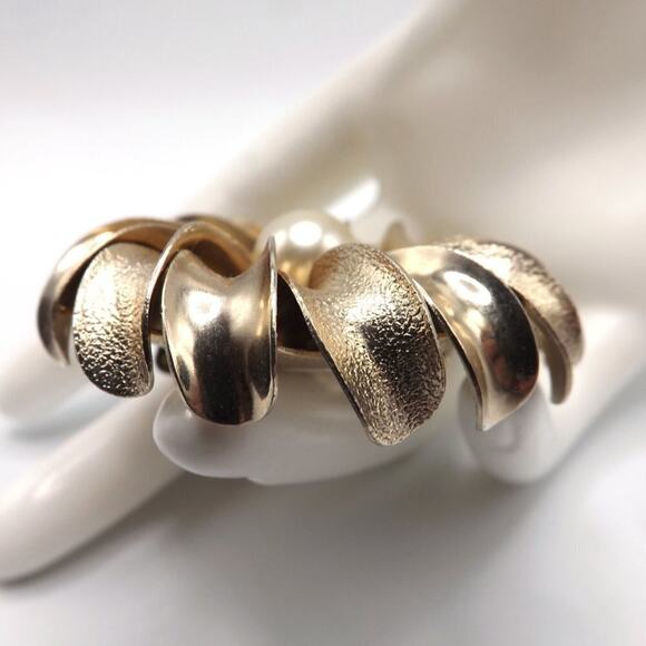 Vintage Gold Flower Faux Pearl Brooch, Texture Smooth Petals Mid Century, 2 1/4" - Picture 10 of 10